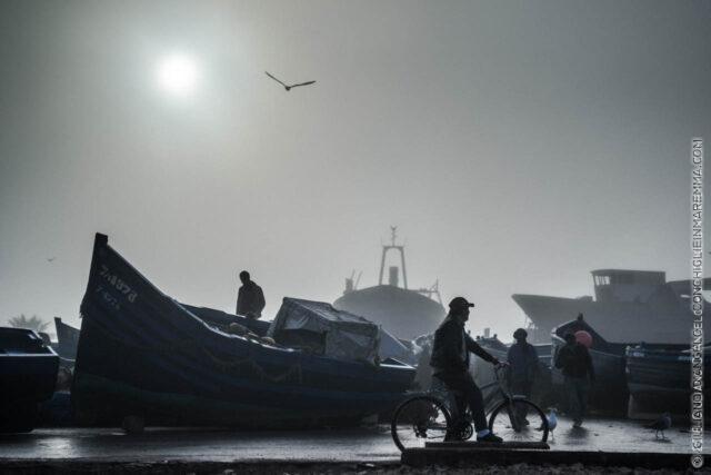 Barche da pesca e uomo in bicicletta